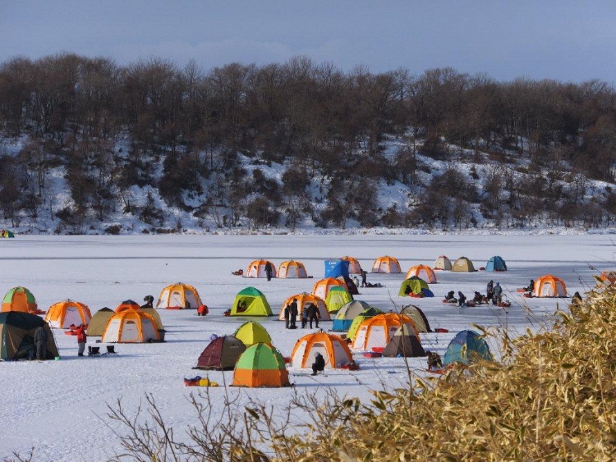 プレミアムな氷上リゾート ホロカヤントー へワカサギ釣りにドライブ 北海道大樹町 トヨタ自動車のクルマ情報サイト Gazoo