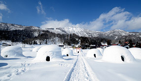 雪の中で味わう「のろし鍋」！一面銀世界のかまくらの里へドライブ　長野県飯山市