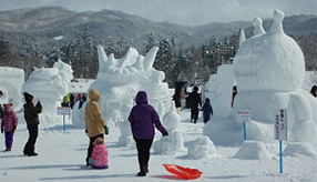 雪像にかまくら、雪山そり遊び！郡上たかす雪まつりへドライブ　岐阜県郡上市
