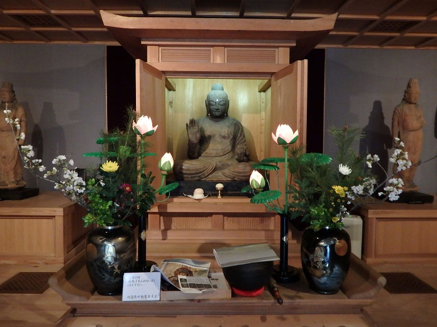 古保利薬師収蔵庫には薬師如来坐像はじめ12体の仏像が安置されている。