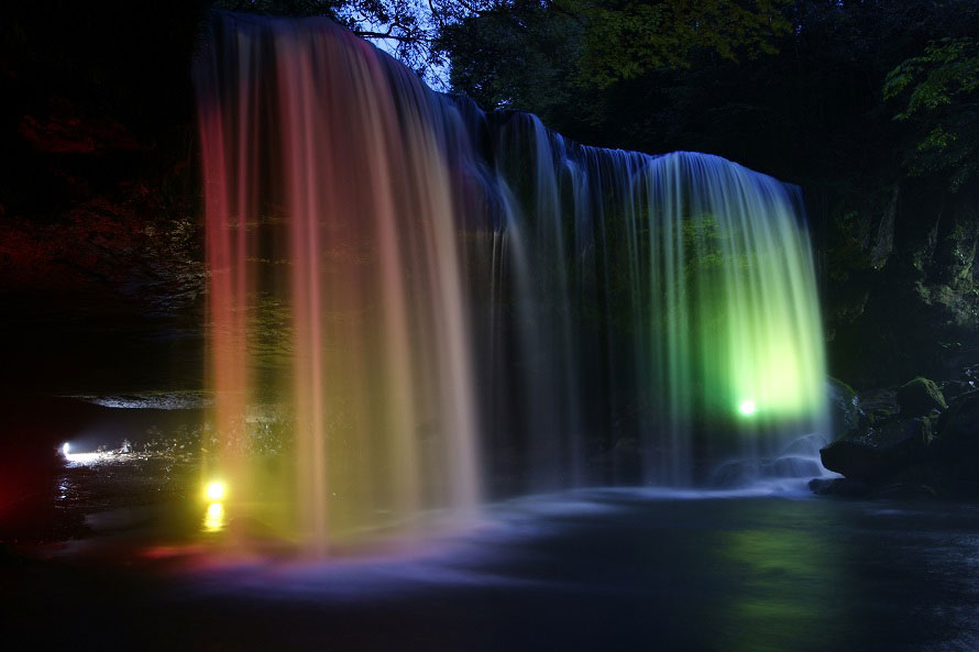きれいに照らされる水のカーテン 鍋ヶ滝ライトアップへドライブ 熊本県小国町 トヨタ自動車のクルマ情報サイト Gazoo