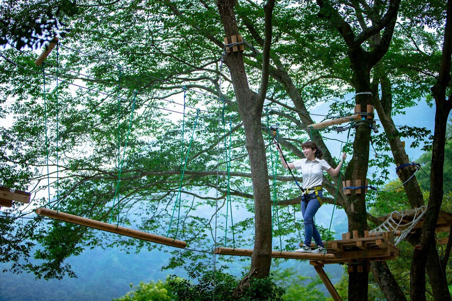 ハーネスと呼ばれる特殊ベルトを付けて、木の上に組まれた「シーソー」や「セキブリッジ」などのアイテムを渡りながら進む。地上からの高さは5mだ。