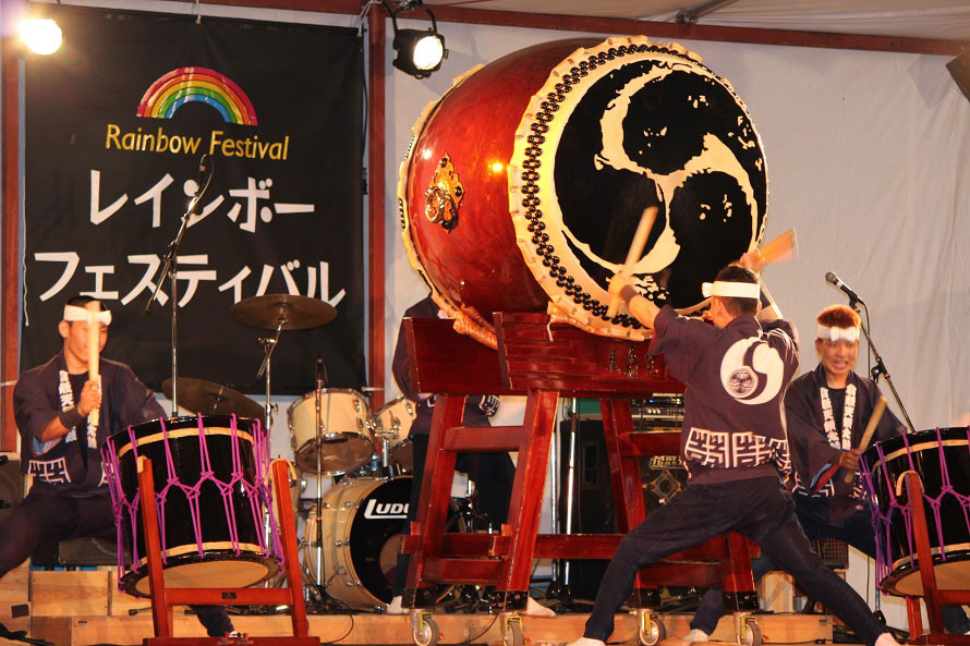 倉敷市を拠点に昭和47年（1972）から活動を続ける、倉敷天領太鼓の演奏は迫力満点。