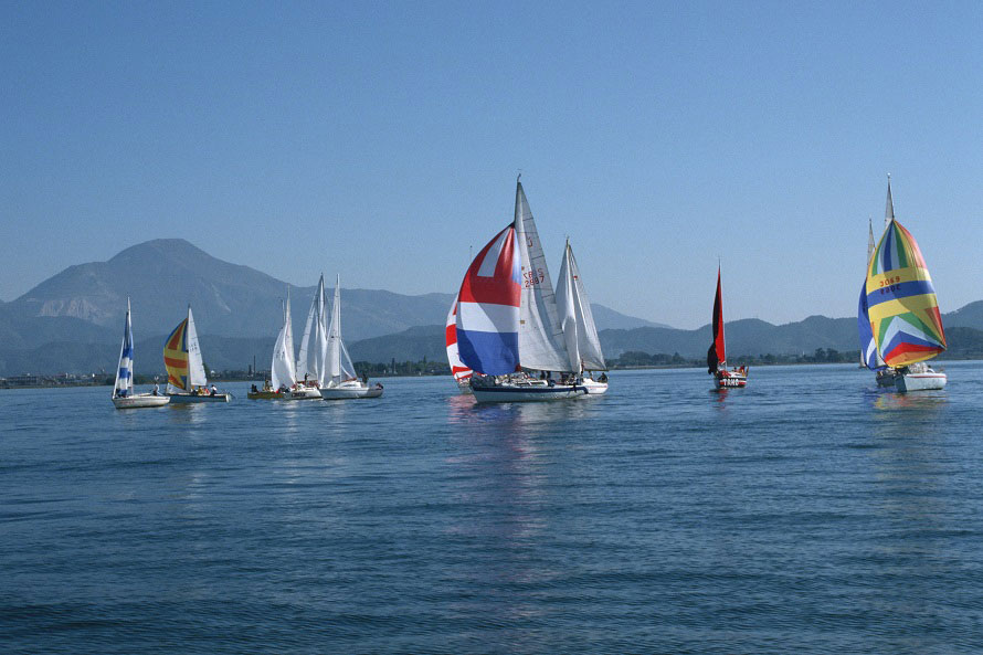 日本最大の面積と貯水量を誇る湖、琵琶湖。ヨットスクールなどでヨットによる帆走を楽しむことも。