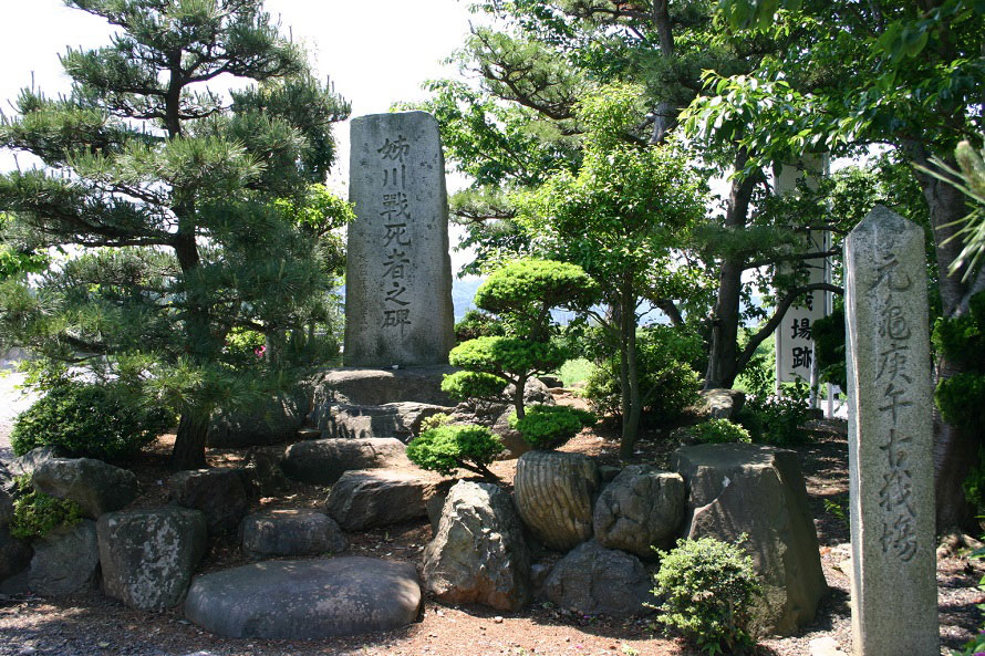 姉川の戦いの死者を悼む碑が立つ。戦いの3年後、浅井長政は小谷城を包囲され28歳で自刃した。