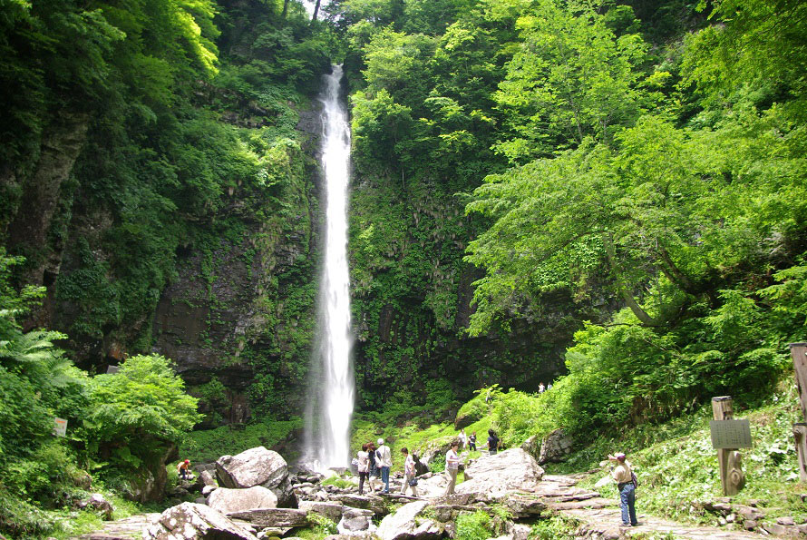 「日本の滝百選」「岐阜の名水50選」に選ばれた名瀑。滝壺のすぐ近くまで遊歩道がある。