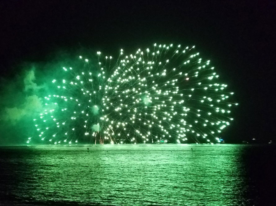 淡路島最大規模のお祭りとなる「淡路島まつり」。大迫力の花火に歓声がわく。