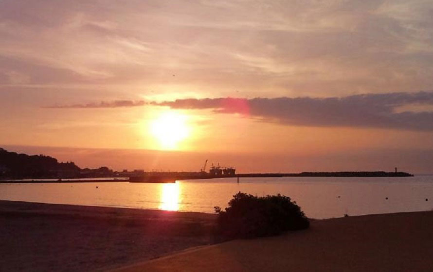 「海の駅わんど」の近く、国道101号線沿いの海岸から見る夕日。