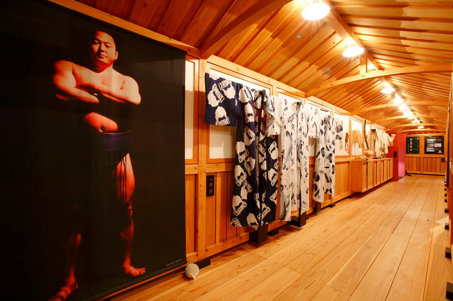 大相撲の歴史を伝えるパネル展示や映像放映を見学できる。元小結の舞の海は鯵ヶ沢町の出身。