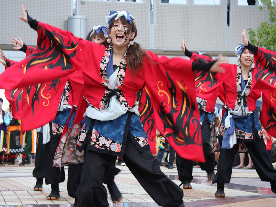 うらじゃ連（うらじゃを踊るチームの連合体）による踊りは毎年盛り上がる。最後は観客も入って総踊りとなる。