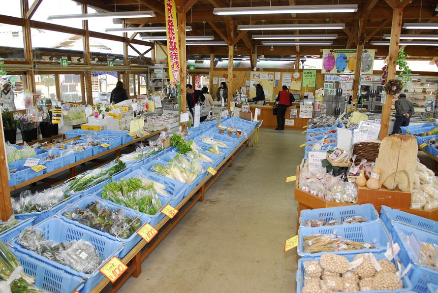 地元の新鮮な野菜や果物の直売するほか、特産物加工品などを販売。