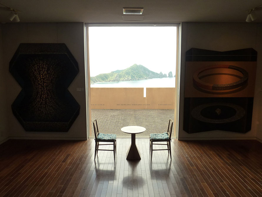 美術館は開放的な造り。館内からも青い海と沖秋目島を望むことができる。