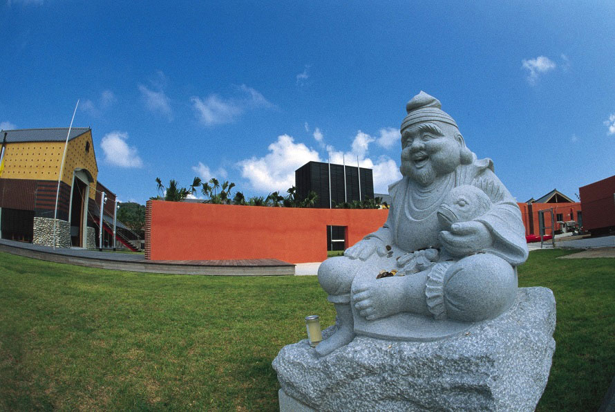 写真提供：公益社団法人　鹿児島県観光連盟施設名の由来であり、七福神として縁起もいい恵比寿様の像がシンボルマーク。