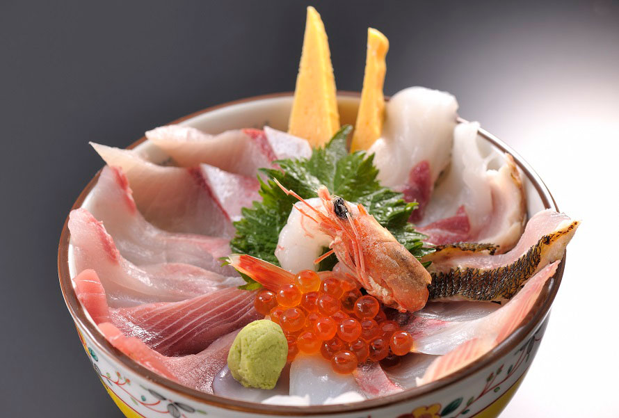 レストランで人気の「笠沙海鮮丼」はお吸い物付きで1300円。