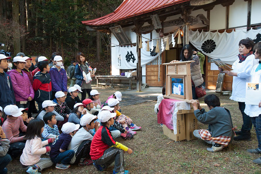 猿が出てくるまでの間、地元の婦人会により、猿追い祭りの成り立ちなどを説明する紙芝居が行われる。