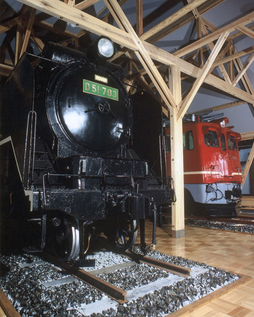 「北陸線電化記念館」内に展示されているデゴイチことD51形蒸気機関車と、電化後に登場したED70形交流電気機関車。館内ではSL・機関車運転台体験も楽しめる。