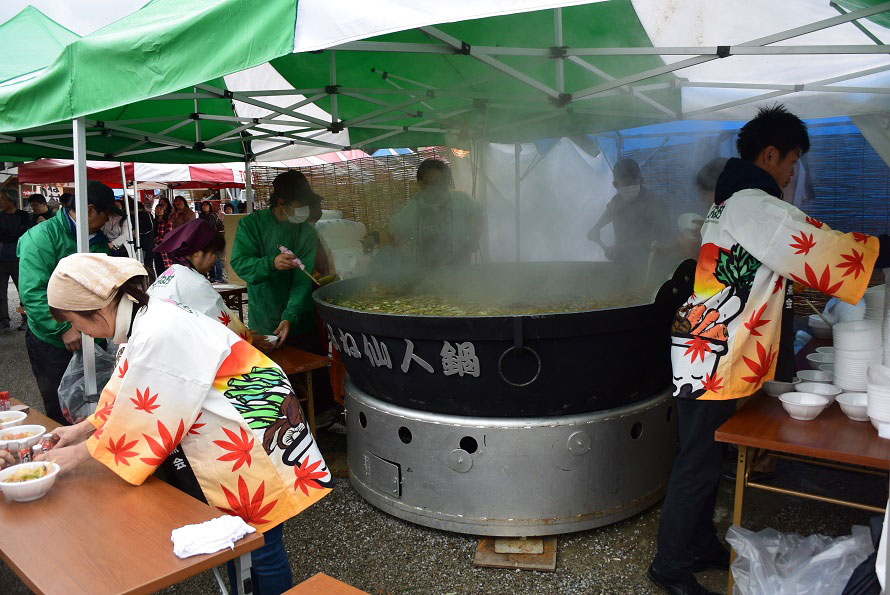 「いも煮会」では、川魚の塩焼きをはじめ、サトイモなどの産直販売も実施される。