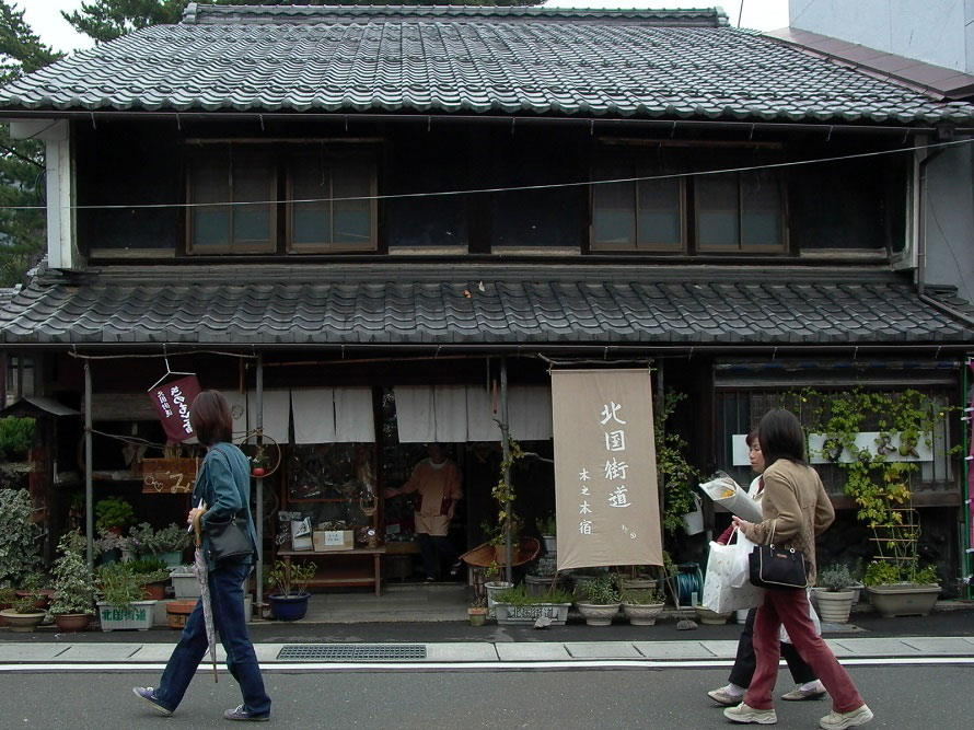 宿場町としてにぎわった古い家並みが旅情を誘う。