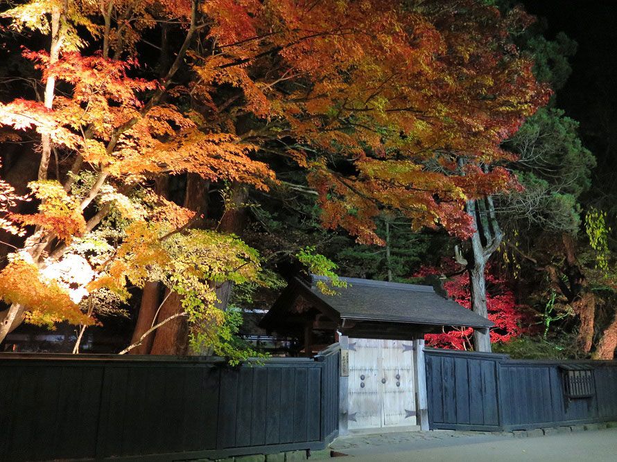 母屋や門などに、江戸時代末期の武家町の特徴が残されている。