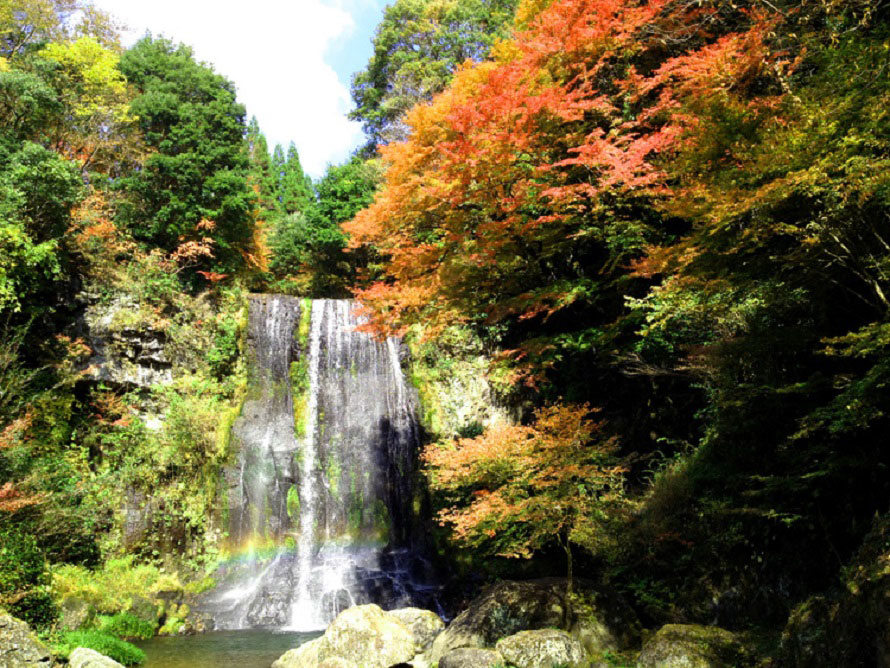 最上流のカッパ滝の広場。滝壺に架かる虹を見るなら、紅葉シーズンの晴れた日の昼間、12～15時の間がベスト。