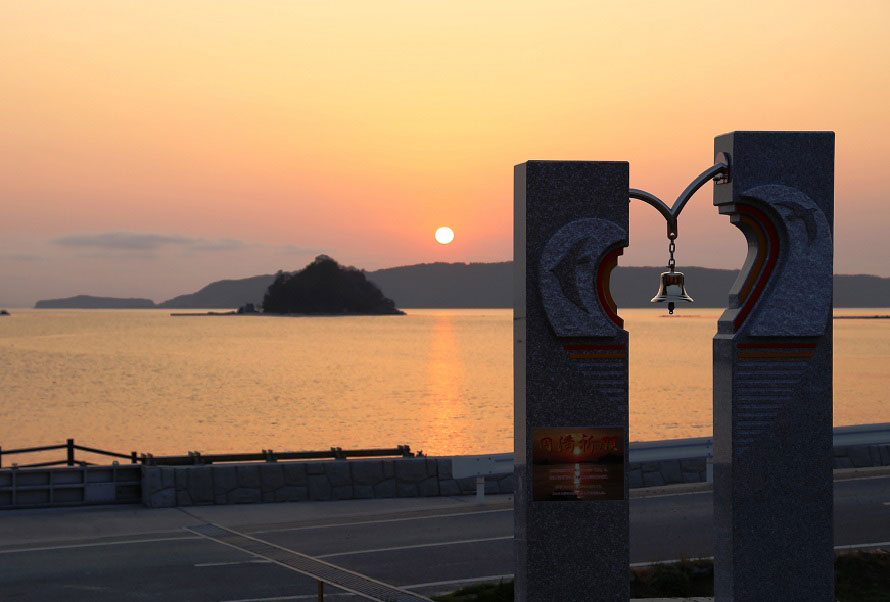 道の駅「阿武町」から望む奈古漁港の夕日。手前の「幸せのモニュメント」が道の駅「阿武町」の目印だ。