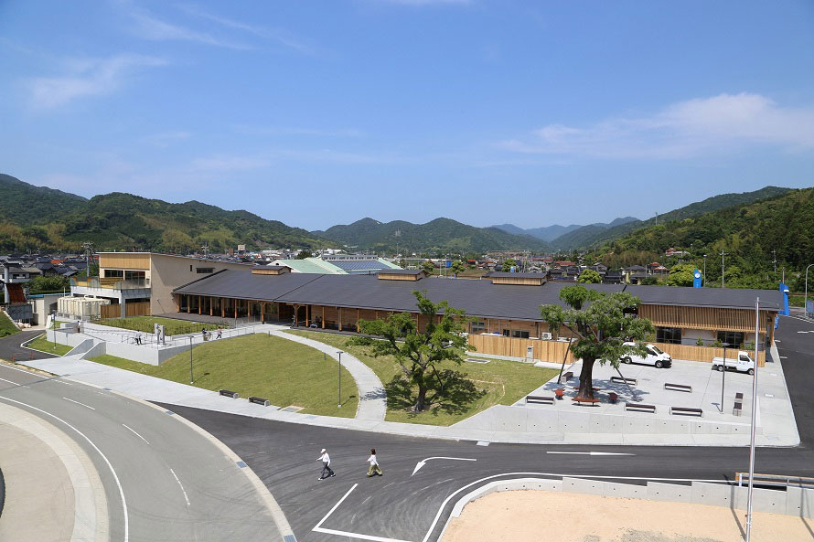 日本海を一望する景観に恵まれた道の駅「阿武町」。情報発信の拠点としても機能。