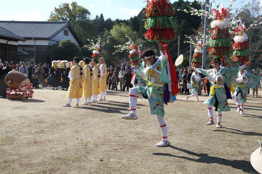 お化粧した女装束の踊り手は12名。衣装は昭和を代表する染色家・皆川月華のデザインで、田山を流れる名張川の秋の風景をモチーフにしている。