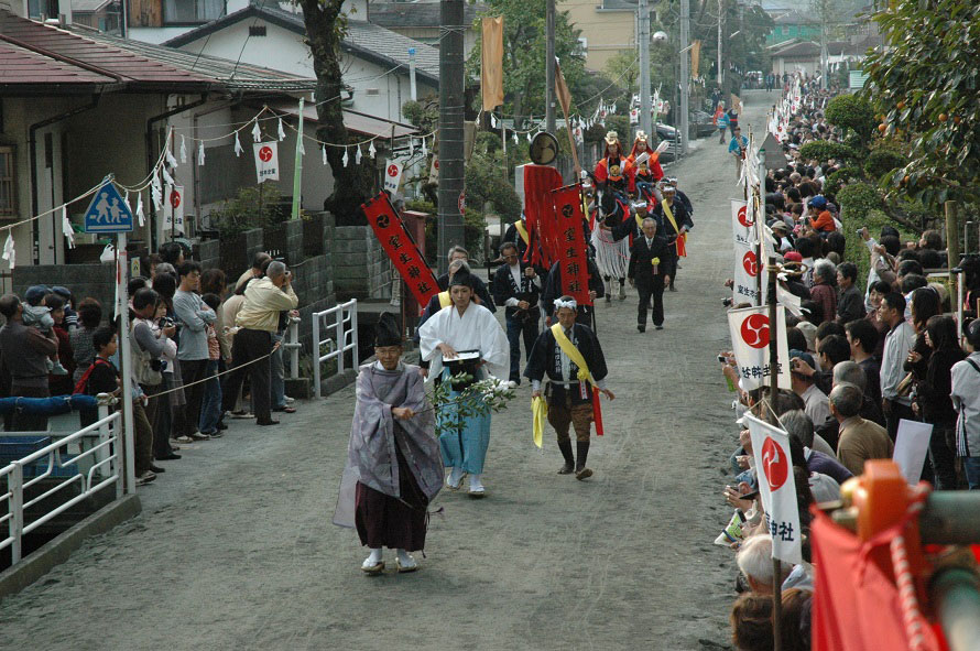 「馬場入りの儀」。流鏑馬神事関係者が列をなし、拝殿東側から馬場入りをして垢離取場へ。馬の足や口を清める「垢離取りの儀」を行う。