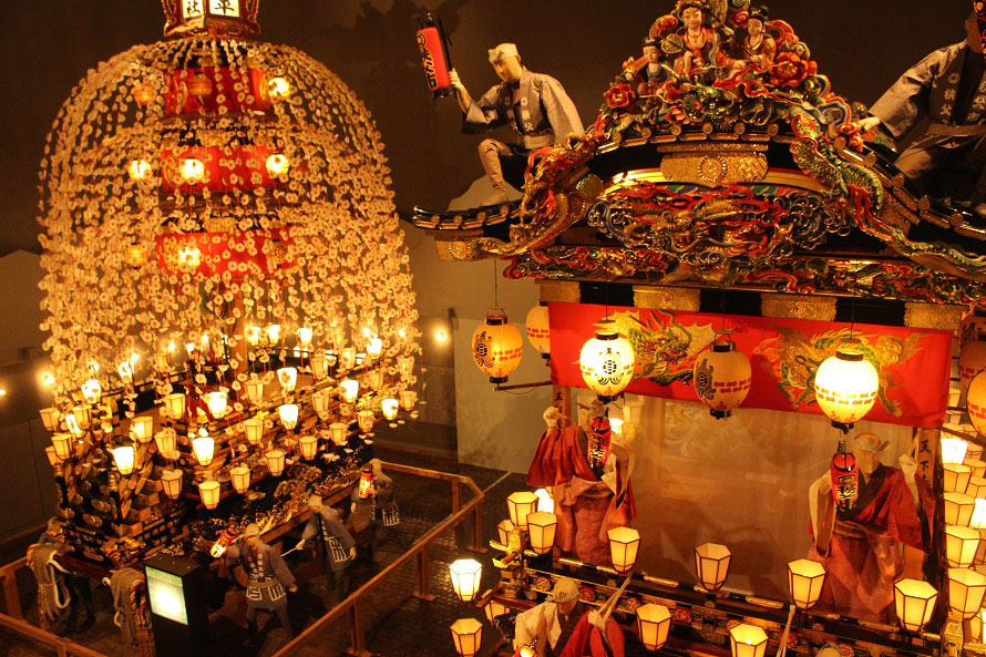 昭和の名工による迫力の屋台や笠鉾を、間近で見ることができる。