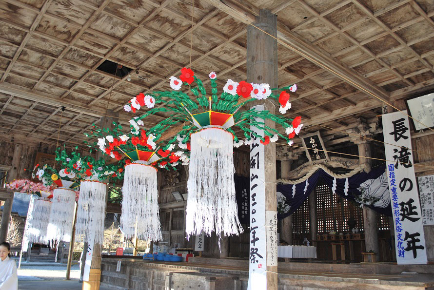 拝殿の高さ6mの天井に吊るされた5つの花笠は、桜、菊、牡丹、椿、芥子。ご利益があり、持ち帰ることができるとあって争奪戦が激しい。