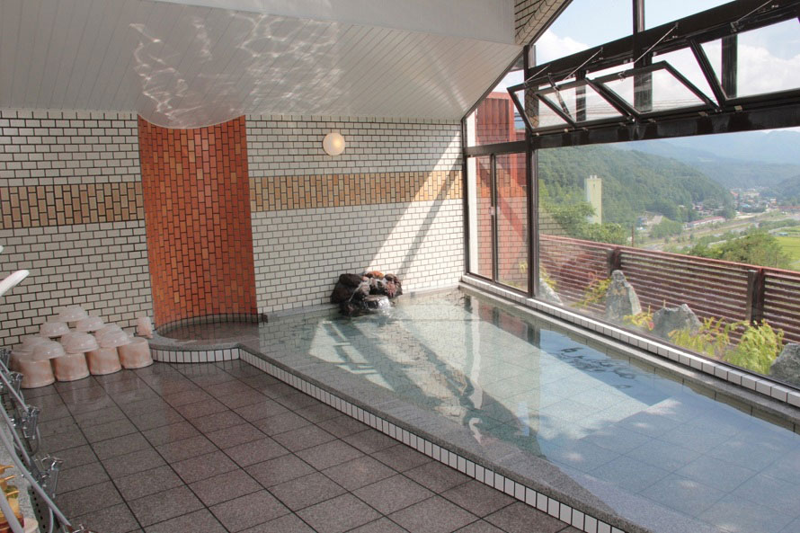 温泉は無色透明のアルカリ性単純温泉で源泉の温度は51℃。鎌田温泉の中でも「大崖の湯」と呼ばれる温泉を源泉としている。