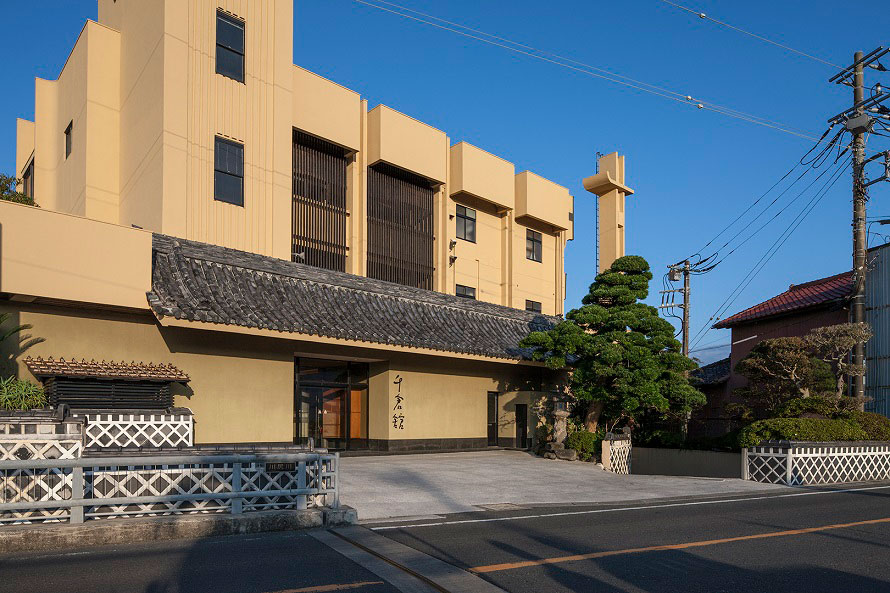 ロビーラウンジや露天風呂、客室の一部のデザインは、日本を代表するインテリアデザイナー・内田繁氏によるもの。