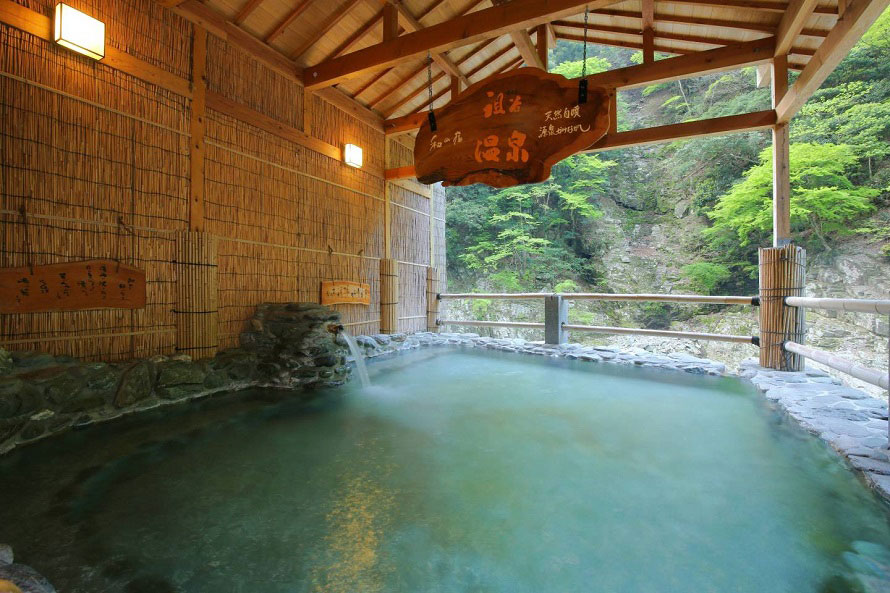 「渓谷の湯」と「せせらぎの湯」、2つの露天風呂が祖谷川に面して造られている。