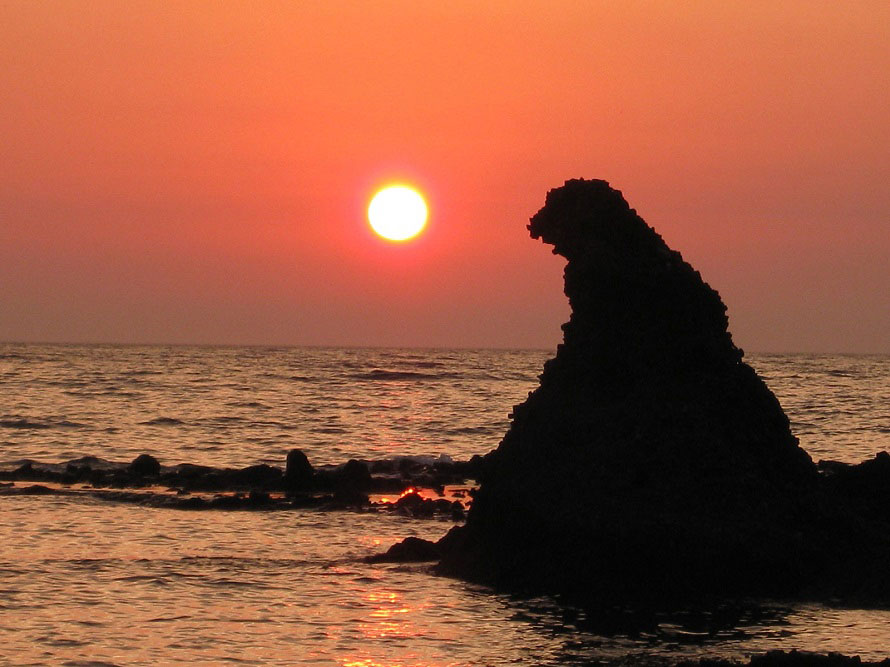 夕日の名所としても知られるゴジラ岩。ゴジラの雄叫びが聞こえてきそう。