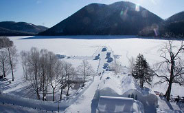「しかりべつ湖コタン」は冬の間だけ出現！美しく幻想的な雪と氷の村へドライブ　北海道鹿追町