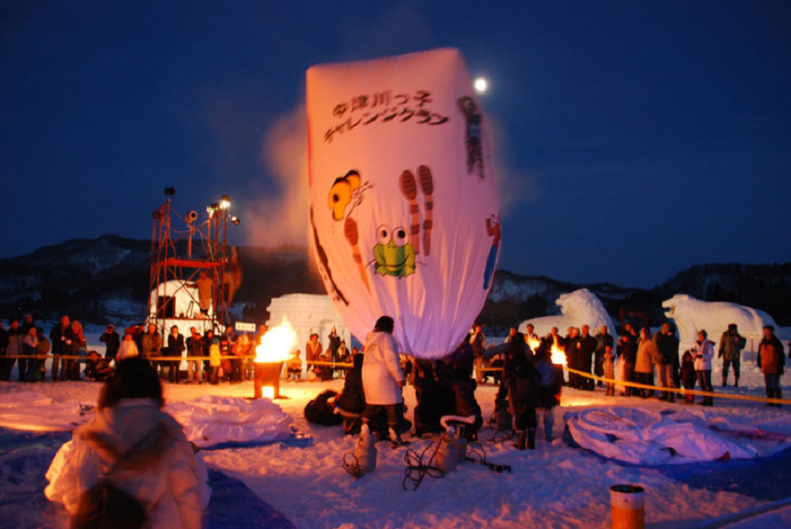 地域の人々の思いが込められた手作りの雪祭り。巨大紙風船の打ち上げもある。