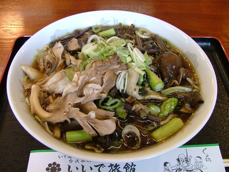 熱々で提供される「山菜ラーメン」800円（税別）は人気メニュー。