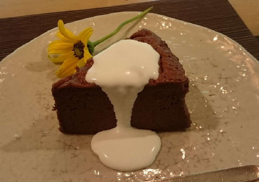 ケーキにはさりげなく草花があしらわれている。コーヒー450円、気まぐれケーキ300円、こっこプリン300円など。