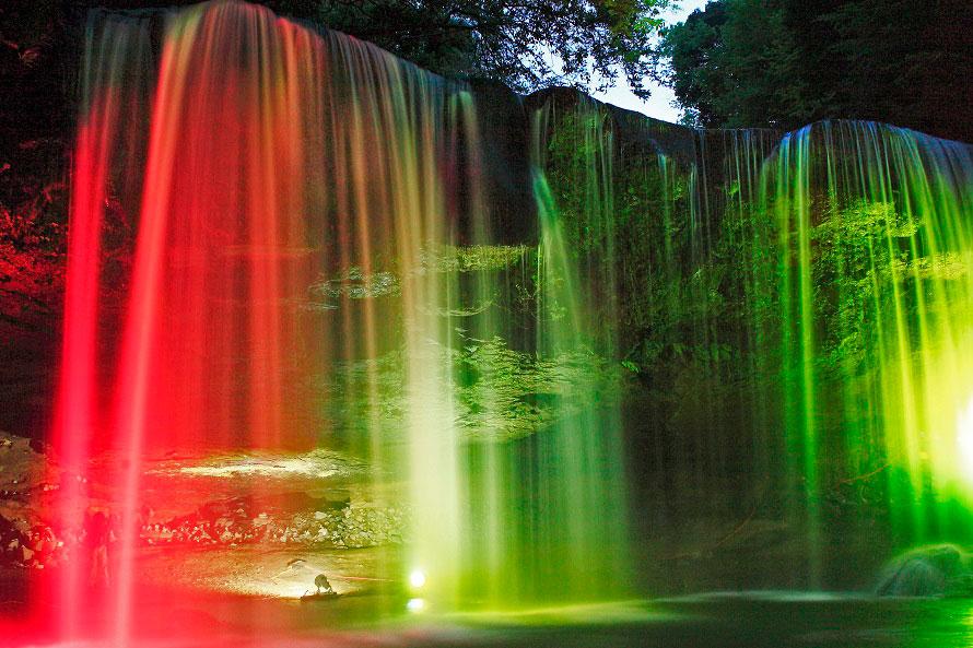 CMのロケ地としても知られる滝のライトアップや杖立温泉鯉のぼり祭りへドライブ　熊本県小国町