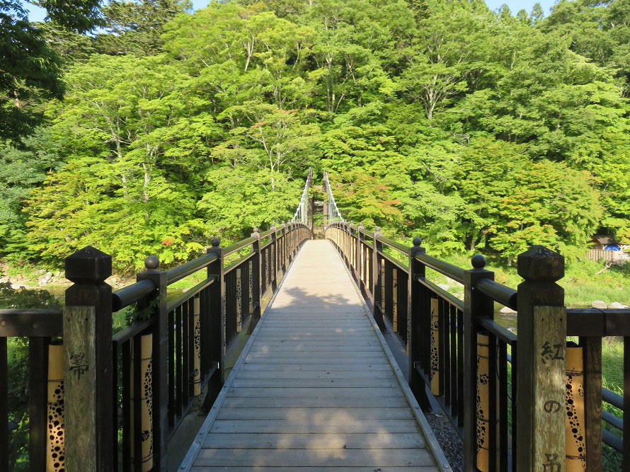 新緑もおすすめの紅橋。橋を渡った先には遊歩道が整備されていて、散策を楽しめる。