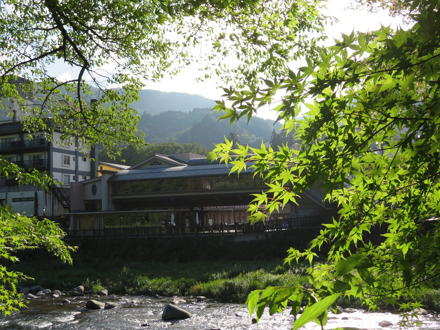 箒川の対岸から見た「塩原物語り館」。館内には「カフェレストラン洋燈」のほか、塩原温泉観光協会や塩原ゆかりの文人にまつわる資料展示室などがある。