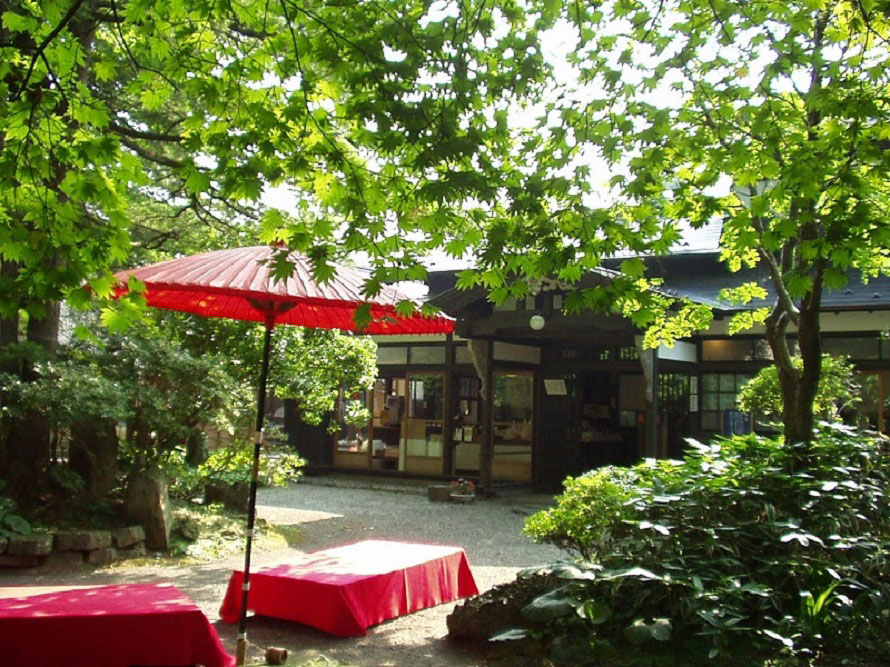 敷地内には母屋のほかに、桜皮細工や和小物などを販売する米蔵、お漬物を販売するガッコ蔵など5つの蔵がある。