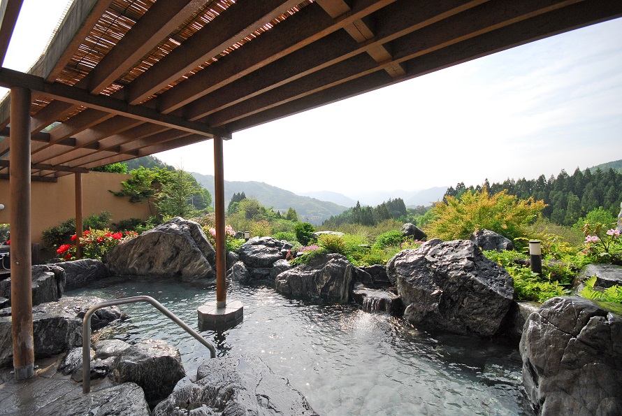 「風の湯」の露天風呂は、天然岩を配した庭園風呂。心地よい風に吹かれてリラックスできる。