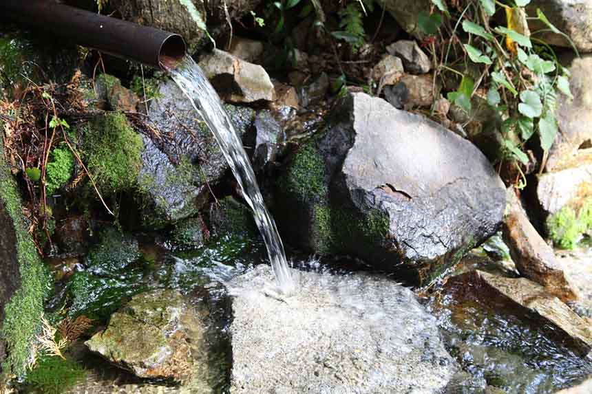名水「山出観音水」が湧き、水資源にも恵まれている。