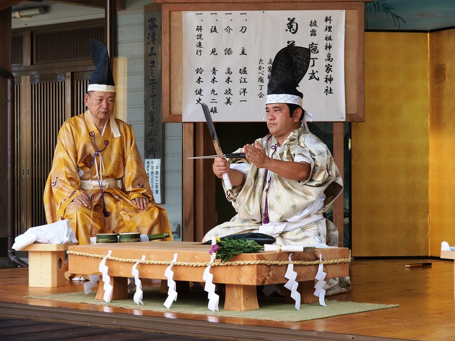 烏帽子（えぼし）をかぶり直垂（ひたたれ）をまとった刀主（とうしゅ）が魚をさばいていく様子は見事。古来より宮中行事のひとつとして行われてきた庖丁式を、こんなに近くで見られるのは珍しいという。