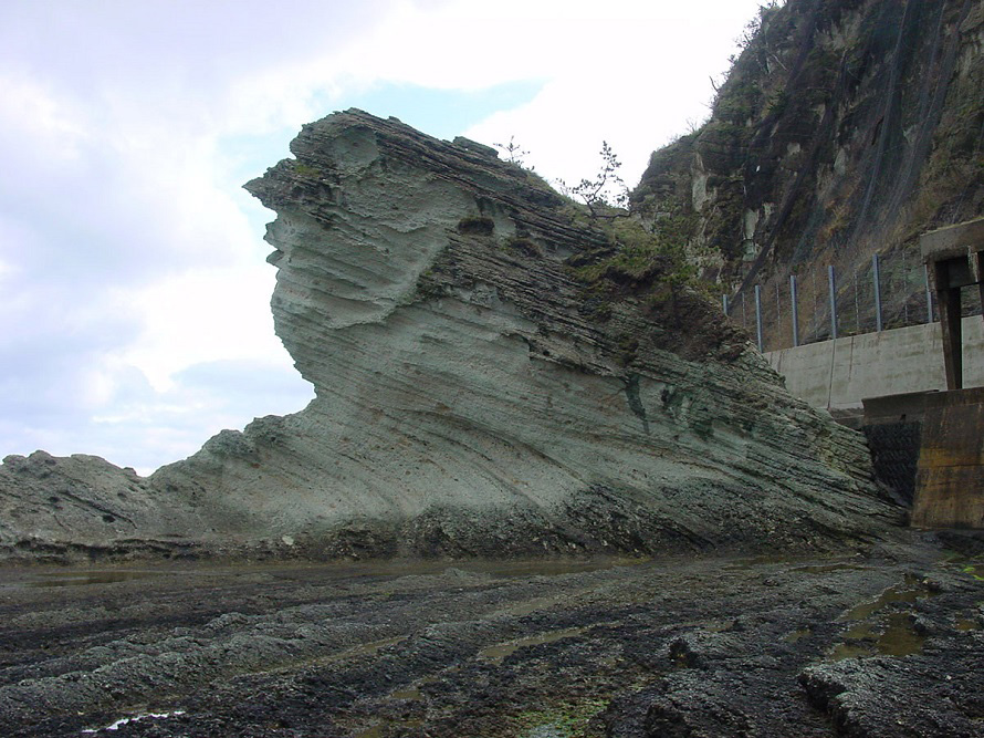 サバの形に似ていることから名付けられた「鯖尾岩」など、ユニークな形の岩を目にすることができる。