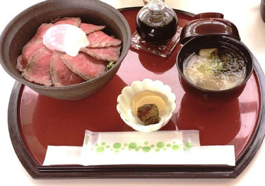 「能登牛DON（ローストビーフ）」は漬物、味噌汁付きで1500円。