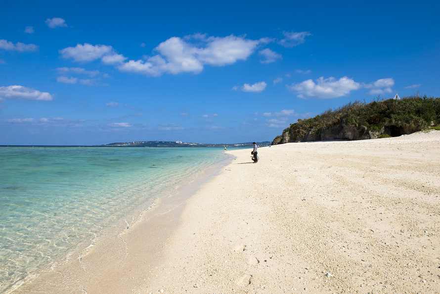 写真提供：沖縄観光コンベンションビューロー普段は静かなビーチだが、海水浴シーズンには売店も営業し、多くの人でにぎわう。