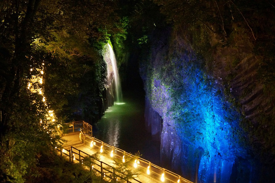 日本夜景遺産に認定された高千穂峡「竹灯籠ライトアップ」。LED照明の竹灯籠が青、黄色、紫、ピンクなどの色に移り変わる。