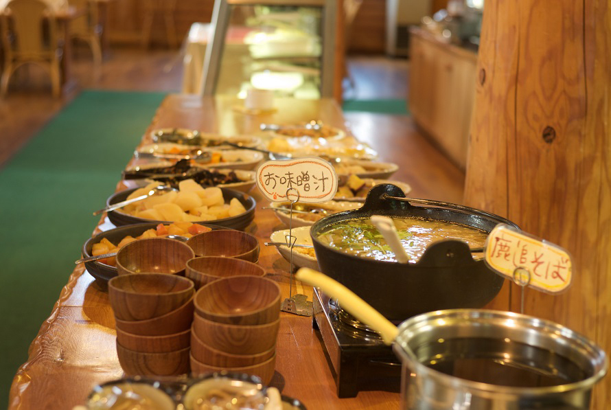 日替わりパスタやスープ、煮物など、野菜や山菜を使った手作りの田舎料理が並ぶ。